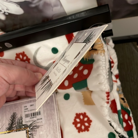 •NWT• WINTERGREEN // Dog-Themed holiday pattern sherpa blanket/throw // fleece - Picture 5 of 10